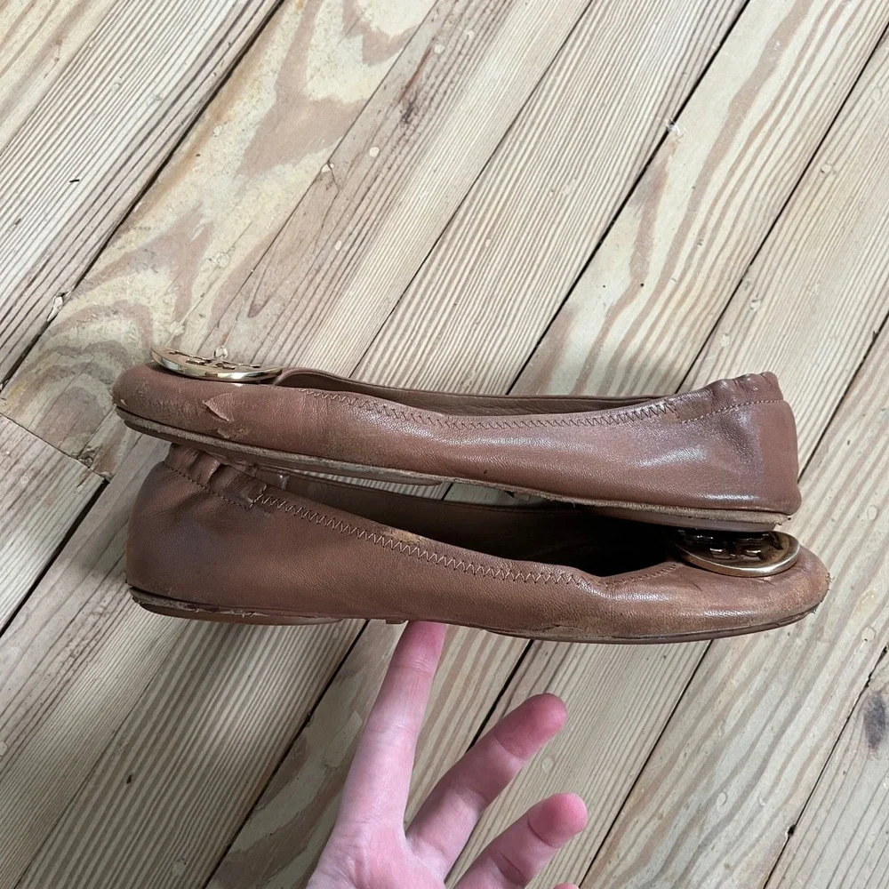 Tory Burch Reva Tan Leather Ballet Flats Gold Logo Medallion Round Toe Shoes - Picture 3 of 11